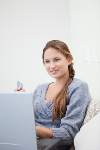 Mulher sentada ao usar um computador