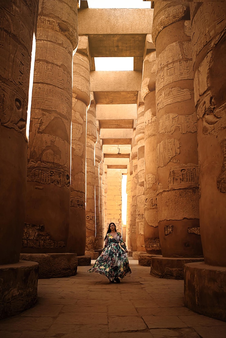 Foto mulher sentada do lado de fora do templo de karnak luxor egito