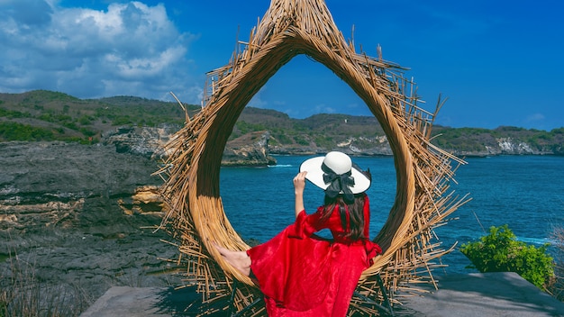 Foto mulher sentada em ninhos de palha na ilha de bali, indonésia.