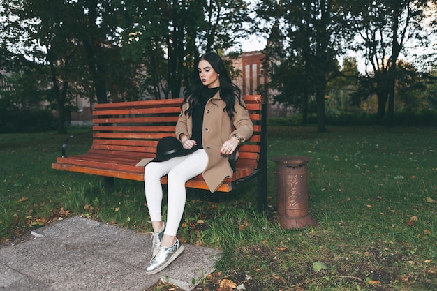 Mulher sentada em um banco no parque