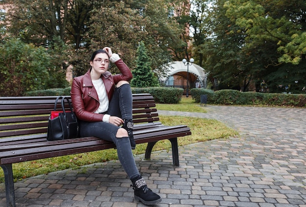 Foto mulher sentada em um banco no parque