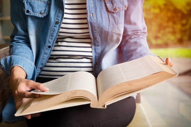 Mulher sentada em um café, livro de leitura