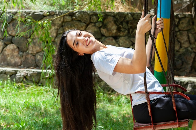 Mulher sentada em um carrossel