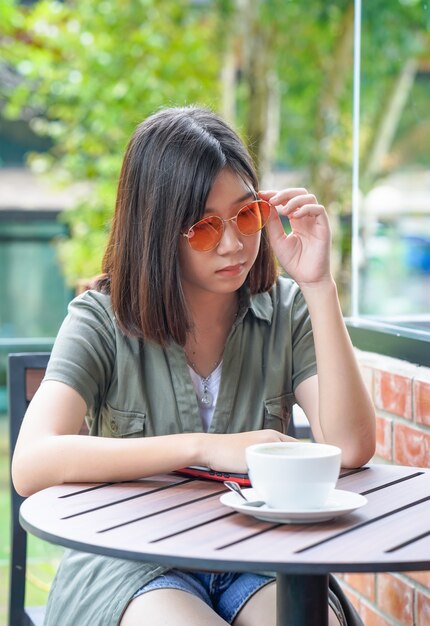 Mulher sentada em um terraço de café