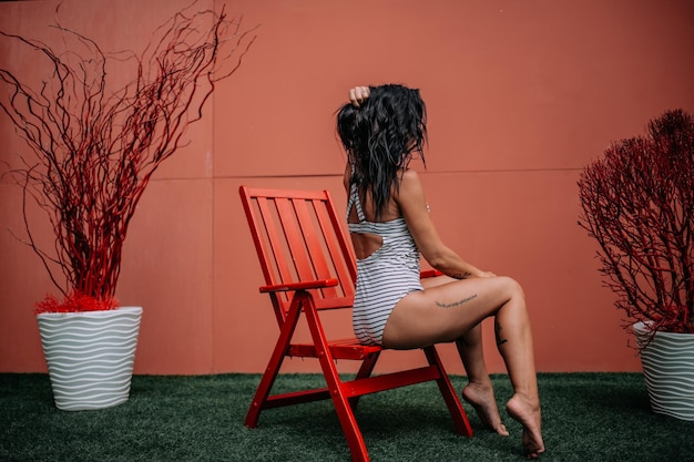 Mulher sentada em uma cadeira contra a parede