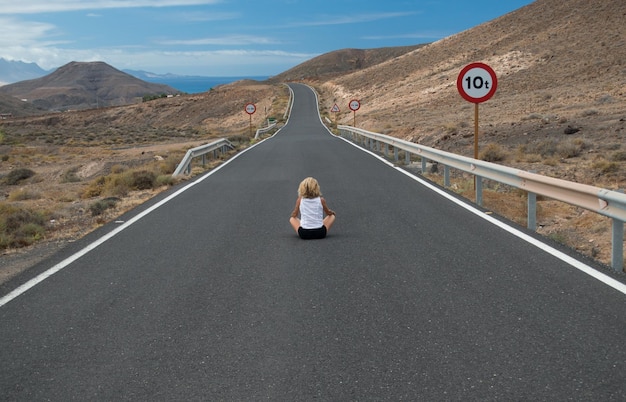 Foto mulher sentada na estrada