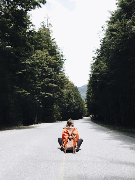 Foto mulher sentada na estrada