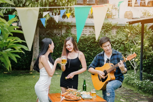 Foto mulher sentada na guitarra