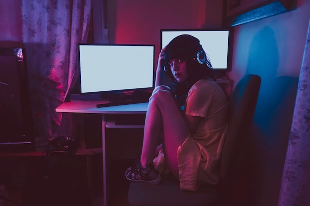 Mulher sentada na mesa em casa