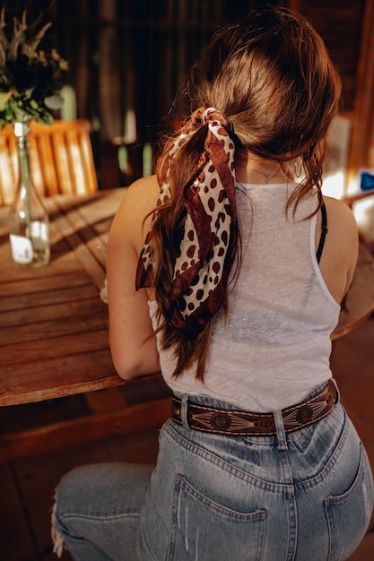 Foto mulher sentada na mesa