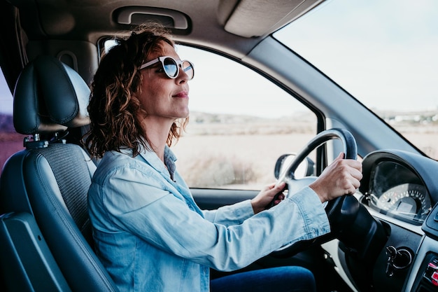 Mulher sentada no carro.