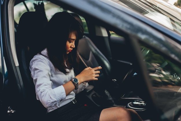 Mulher sentada no carro.