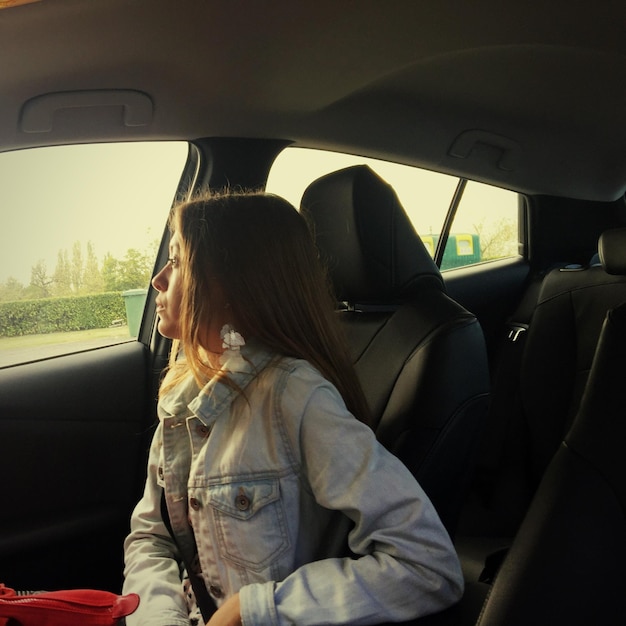 Mulher sentada no carro.
