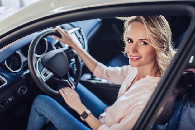 Mulher sentada no carro