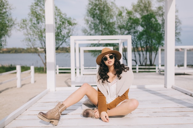 Mulher sentada no chão de madeira branco