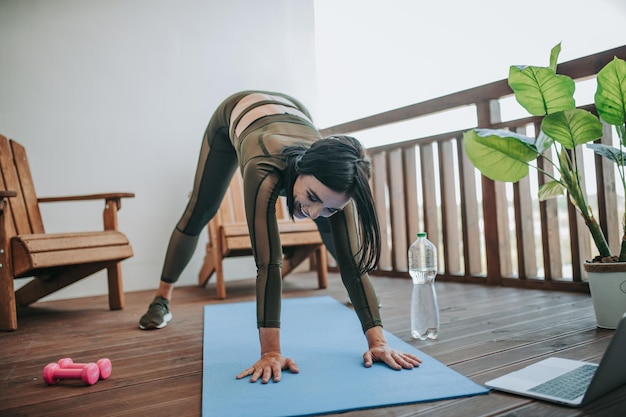 Mulher sentada no chão em casa