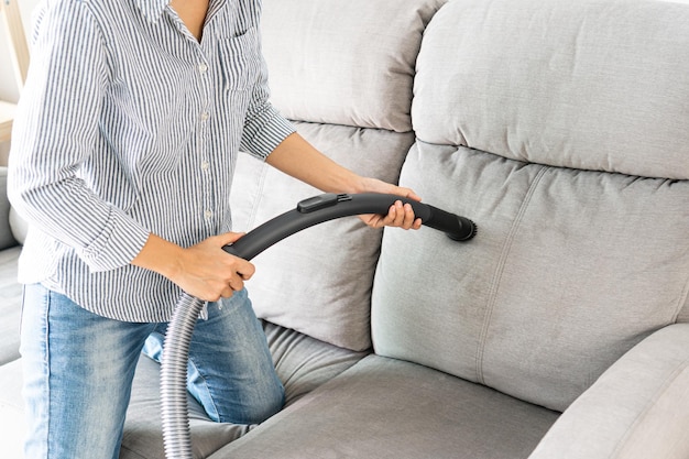 Mulher sentada no sofá em casa