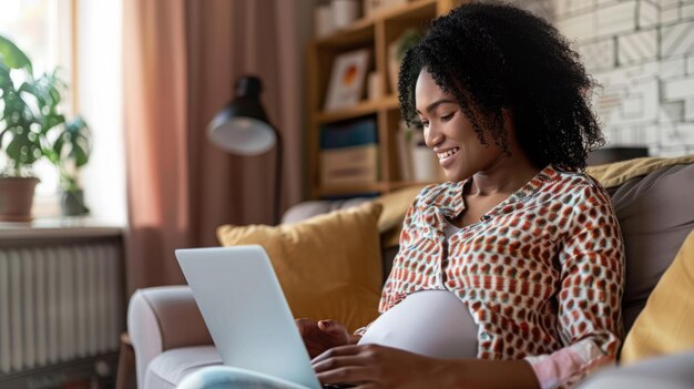 Mulher sentada no sofá usando computador portátil