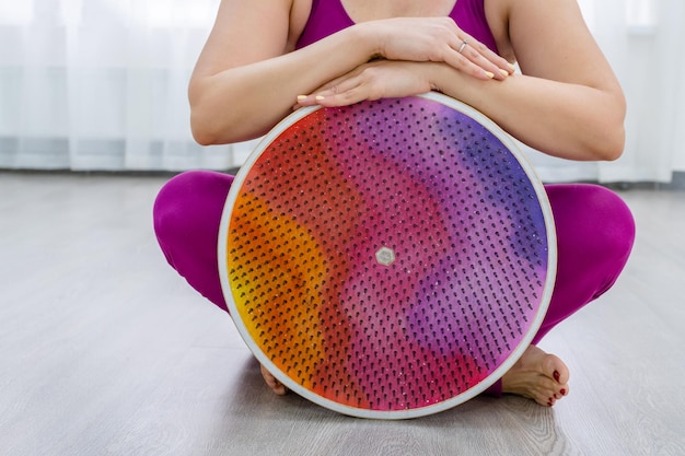 Foto mulher sentada perto de uma placa com unhas ioga pernas de mulher fechando a prática de ioga