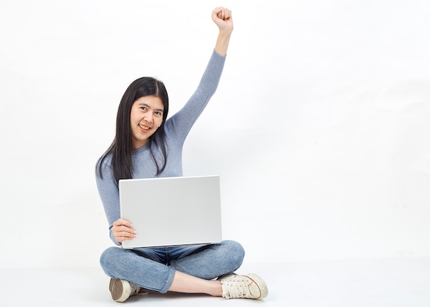 Mulher, sentando, chão, segurando, laptop