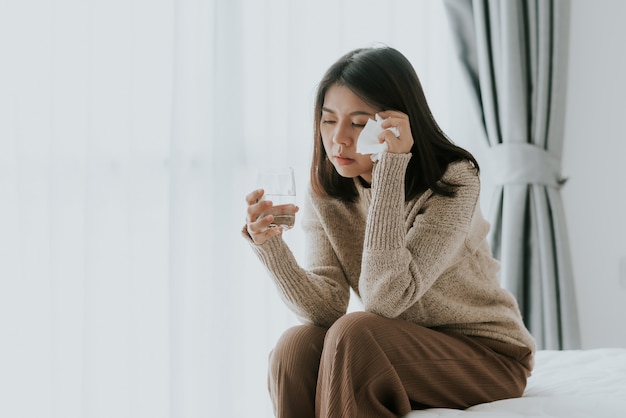 Mulher sentindo dor de cabeça doente de gripe e resfriado