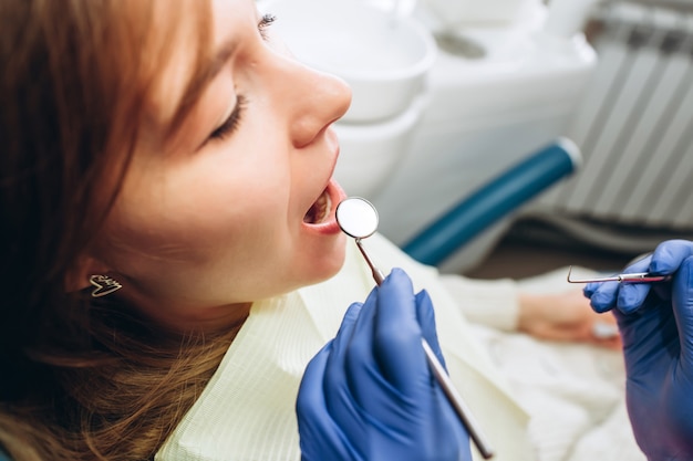 Mulher sentindo dor de dente.