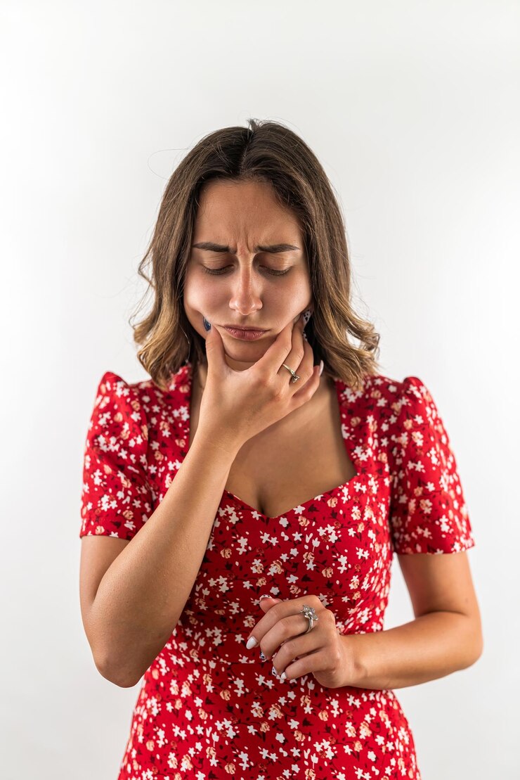 Foto mulher sentindo dor e segurando a bochecha da mão sofrendo de dor de dente severa isolada no branco