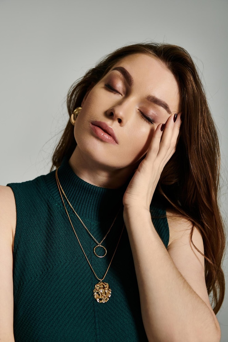 Foto mulher serena com olhos verdes fechados