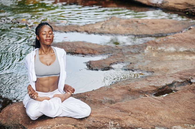 Mulher serena meditando