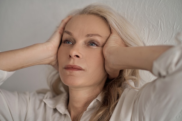 Mulher séria e triste pensando sobre um problema