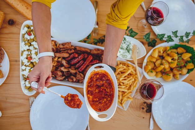 Mulher, servindo comida