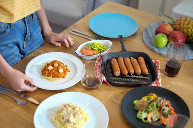 Mulher servir e preparar a comida para uma refeição ou festa