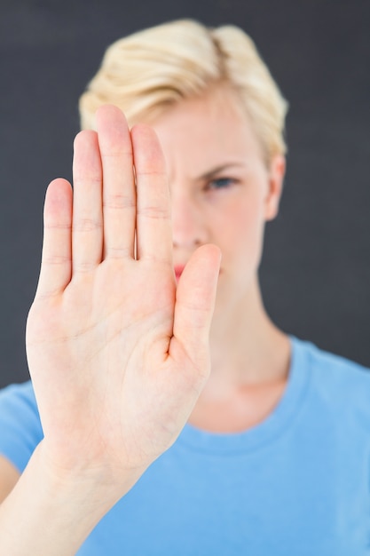 Mulher severa gesticulando com a mão dela