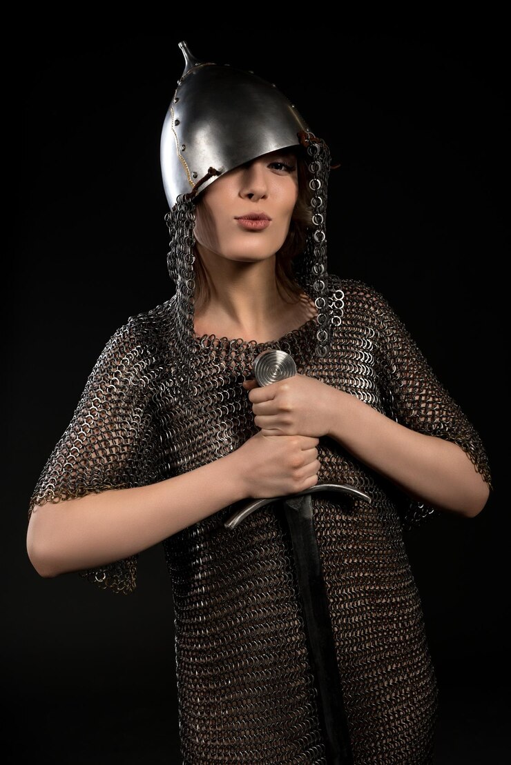 Foto mulher sexy com capacete viking e hauberg com espada