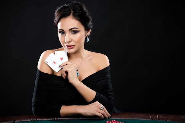 Mulher sexy com cartas de pôquer