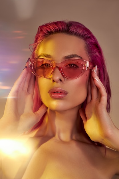 Foto mulher sexy com coloração criativa de cabelo vermelho rosa