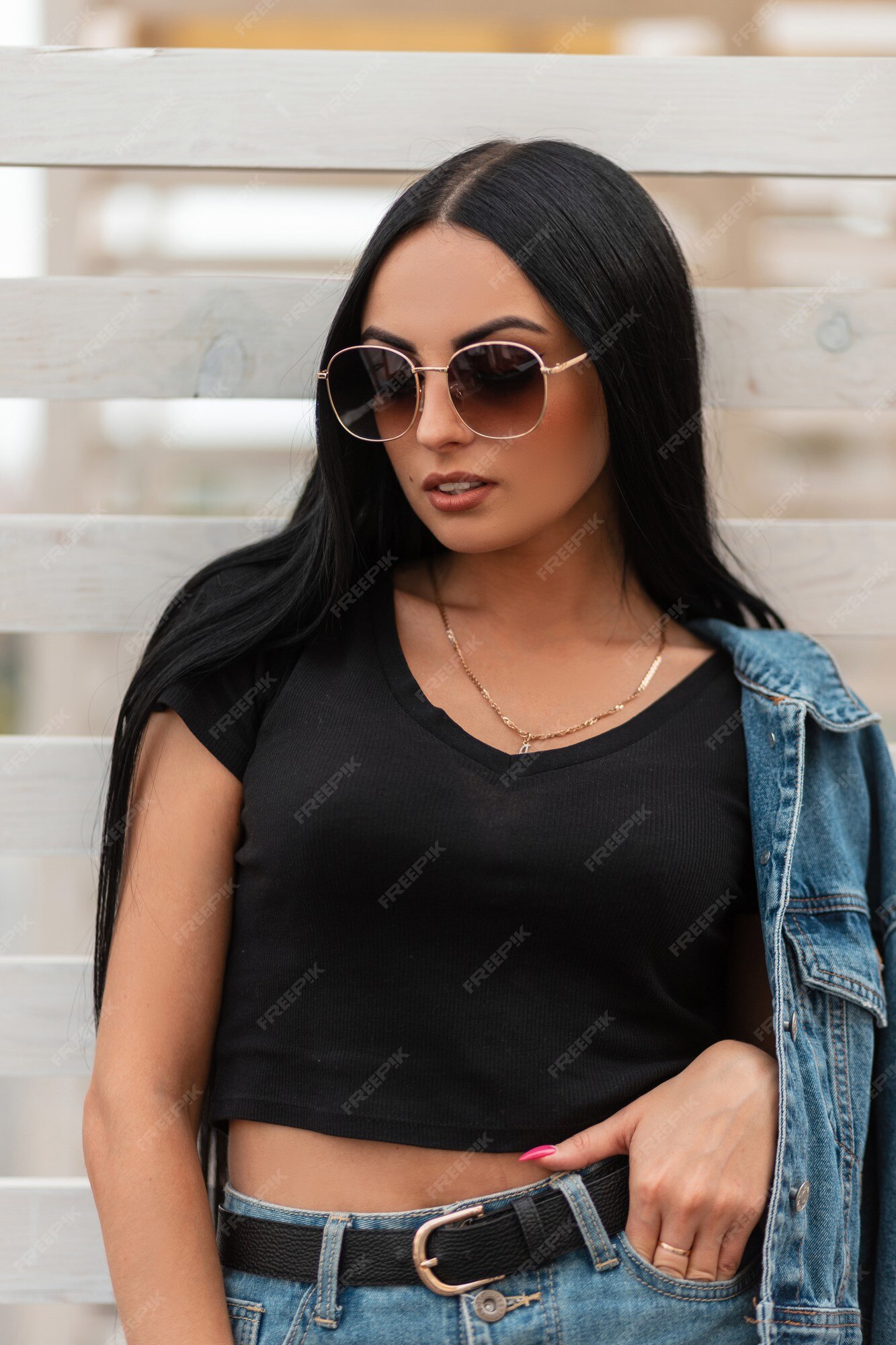 Mulher bonita e jovem hippie em uma jaqueta jeans da moda com uma