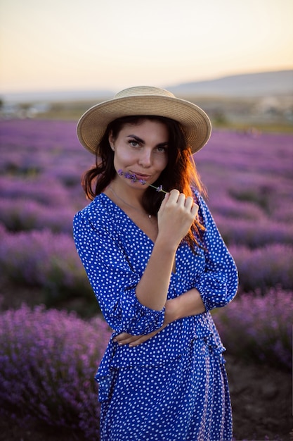 Mulher sexy em campos de lavanda florescendo, pôr do sol curtindo a natureza