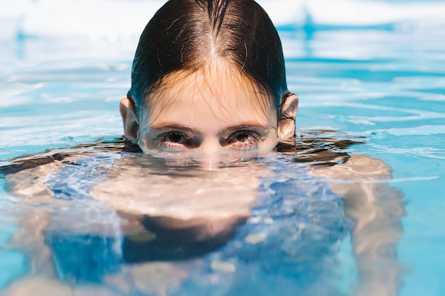 Mulher sexy na piscina