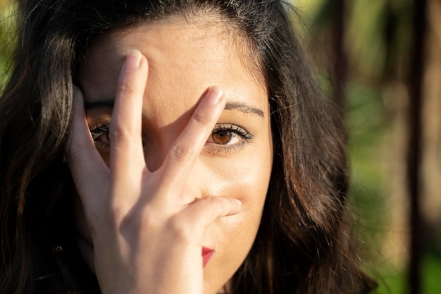 Mulher sexy olhando com uma das mãos voltada para a câmera