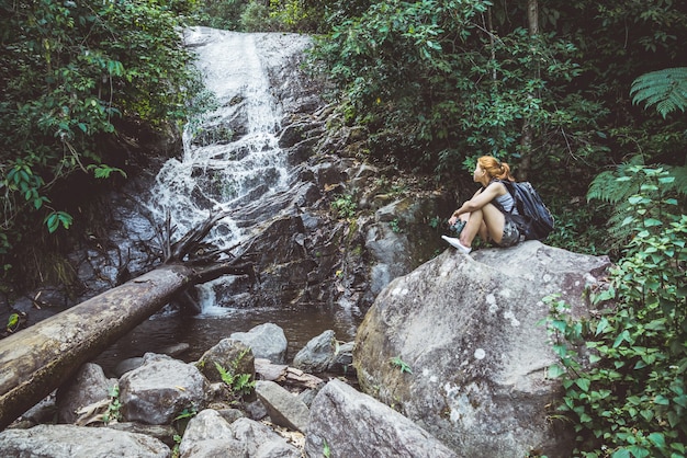 mulher Ásia viajantes viagem natureza Florestas, montanhas, cachoeiras