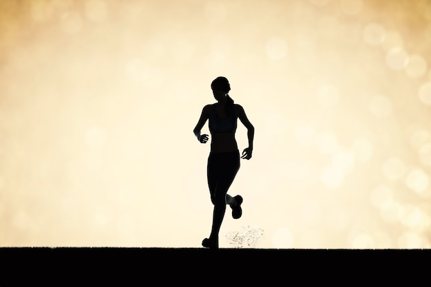 Foto mulher silhueta correndo ou corredor feminino