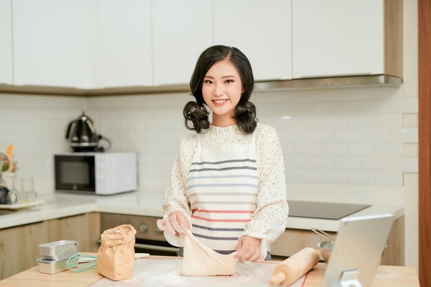 Mulher simpática cozinhando na cozinha