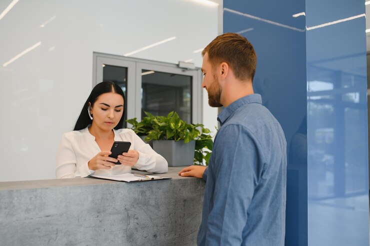 Foto mulher simpática e simpática conversando com o cliente enquanto está na recepção