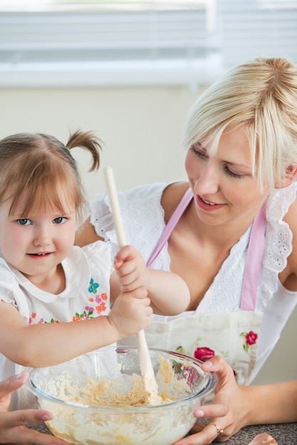 Mulher Simper cozinhando biscoitos com sua filha