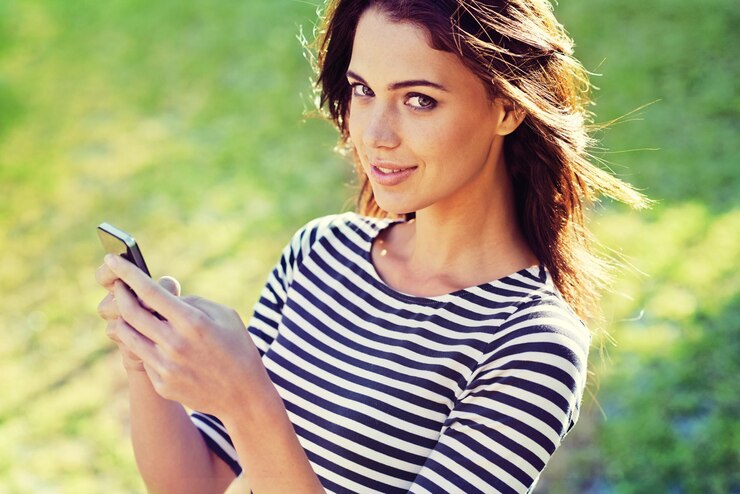 Foto mulher smartphone e retrato para networking para relaxar natureza e digitar uma mensagem para conexão lady sorriso rosto e celular para rolar para aplicativo de viagem ao ar livre e atualizar nas mídias sociais no reino unido