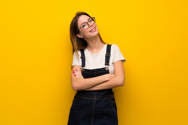 Mulher, sobre, parede amarela, olhar, sorrindo