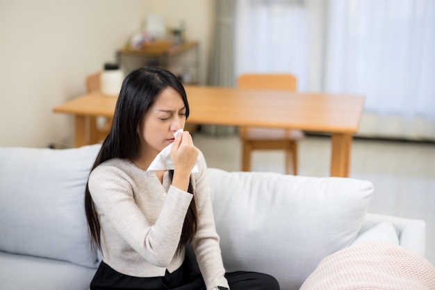 Foto mulher sofre de gripe em casa