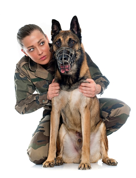 Mulher soldado e malinois