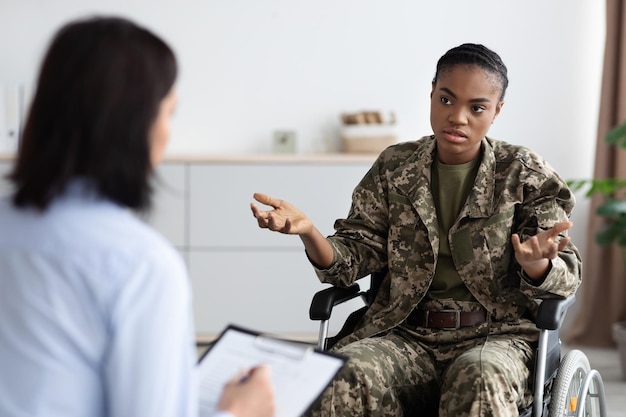 Mulher soldado negro com deficiência tendo sessão de terapia com psiquiatra